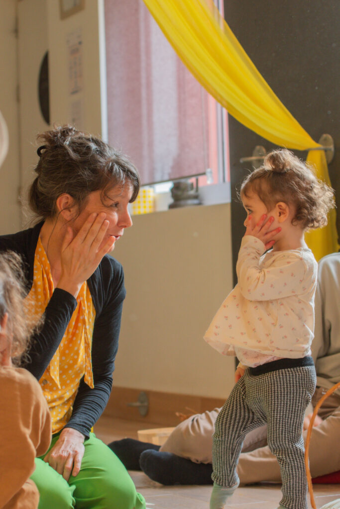 enfant conte toucher main exploration installation performance